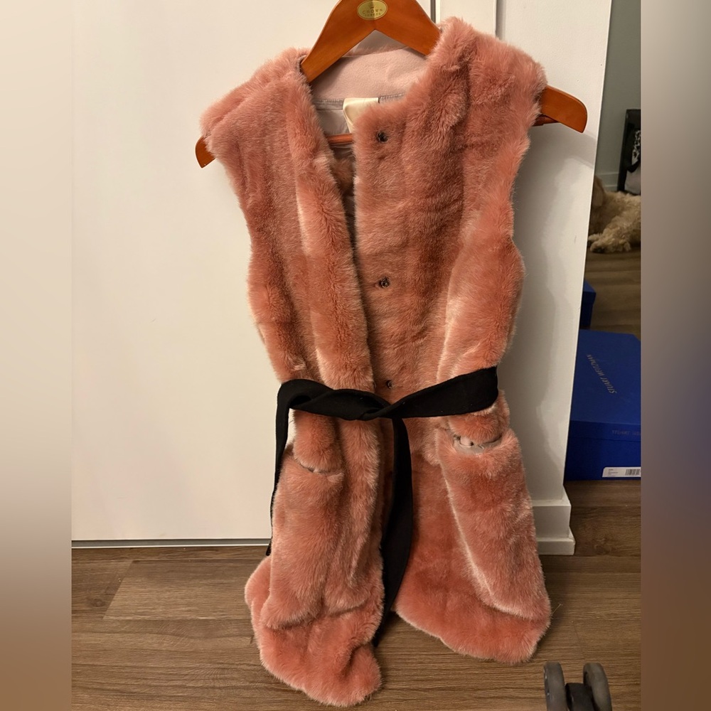 Annie P blush pink faux fur vest with black velvet belt. Size US4 4